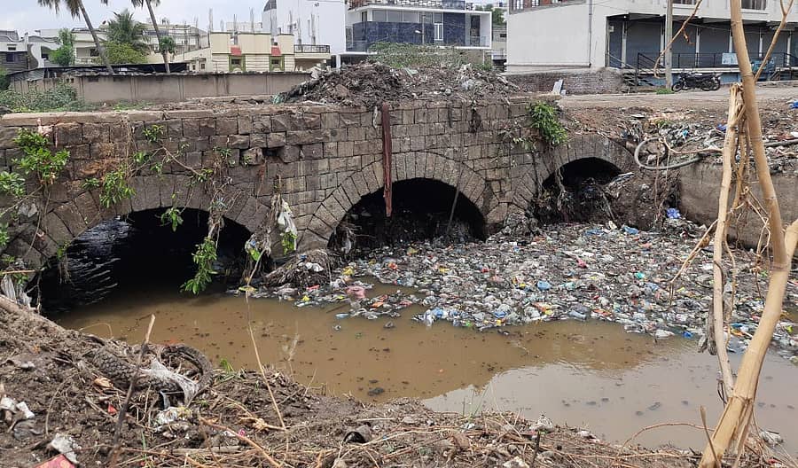 ಕಲಬುರಗಿ ನಗರದ ಪಾಯನ್ ರಸ್ತೆಯ ವೆಂಟ್ ಹೋಲ್ಗಳಲ್ಲಿನ ತ್ಯಾಜ್ಯ