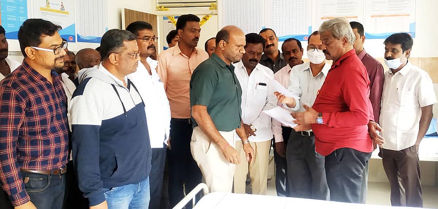 ಹೊಳಲ್ಕೆರೆಯ ಸಾರ್ವಜನಿಕ ಆಸ್ಪತ್ರೆಯಲ್ಲಿ ಶನಿವಾರ ಶಾಸಕ ಎಂ. ಚಂದ್ರಪ್ಪ ಮಕ್ಕಳ ಪೌಷ್ಠಿಕ ಆಹಾರ ಪುನಶ್ಚೇತನ ಕೇಂದ್ರಕ್ಕೆ ಚಾಲನೆ ನೀಡಿದರು.