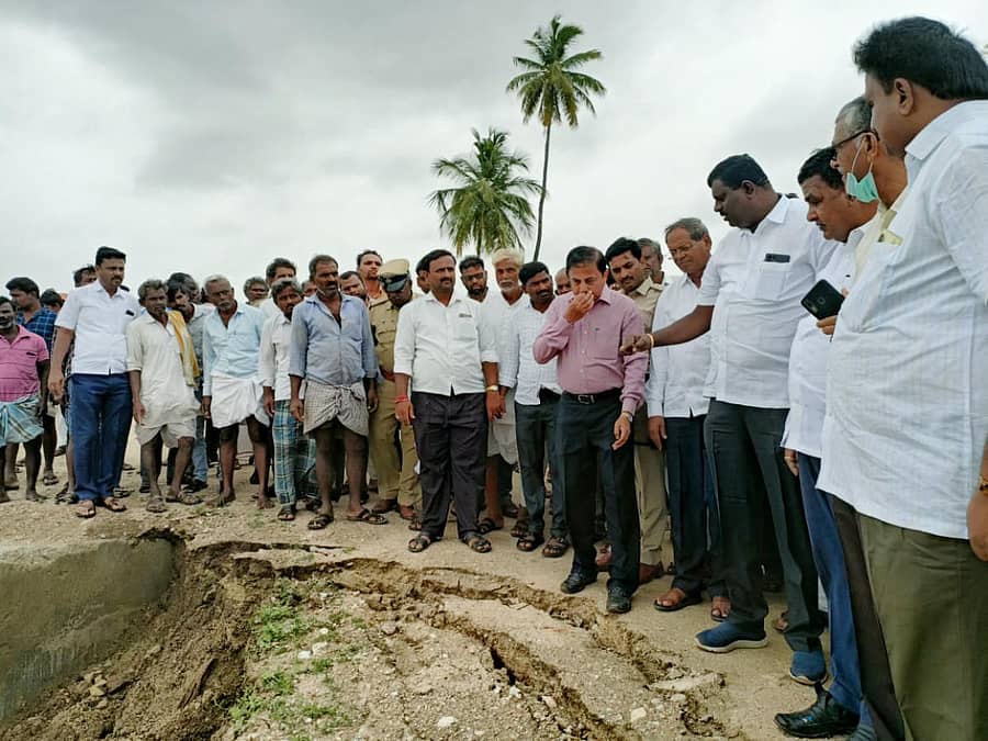 ಕೊಪ್ಪಳ ತಾಲ್ಲೂಕಿನ ಹಿರೇಹಳ್ಳ ನದಿ ಪಾತ್ರದಲ್ಲಿ ಉಂಟಾದ ಹಾನಿಯನ್ನು ಶನಿವಾರ ಶಾಸಕ ಕೆ.ರಾಘವೇಂದ್ರ ಹಿಟ್ನಾಳ ಹಾಗೂ ನೀರಾವರಿ ಇಲಾಖೆ ಅಧಿಕಾರಿಗಳು ಭೇಟಿ ನೀಡಿ ಪರಿಶೀಲನೆ ನಡೆಸಿದರು