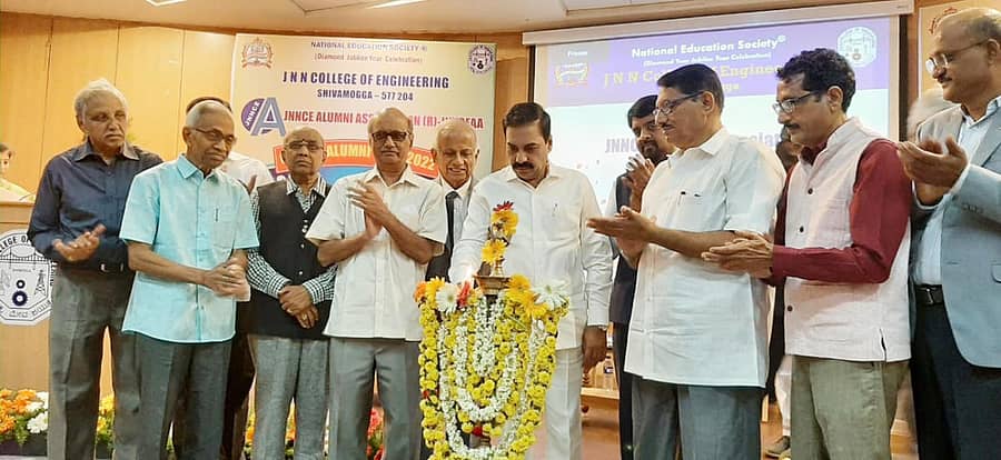 ಶಿವಮೊಗ್ಗ ಜೆ.ಎನ್.ಎನ್. ಎಂಜಿನಿಯರಿಂಗ್ ಕಾಲೇಜಿನಲ್ಲಿ ಶನಿವಾರ ಏರ್ಪಡಿಸಿದ್ದ ಜಾಗತಿಕ ಹಳೆಯ ವಿದ್ಯಾರ್ಥಿಗಳ ಸಮ್ಮಿಲನ ಕಾರ್ಯಕ್ರಮವನ್ನು ಆಂಧ್ರಪ್ರದೇಶ ಕೃಷಿ ಮತ್ತು ಸಹಕಾರ ಸಚಿವ ಕಾಕನಿ ಗೋವರ್ಧನ ರೆಡ್ಡಿ ಉದ್ಘಾಟಿಸಿದರು.