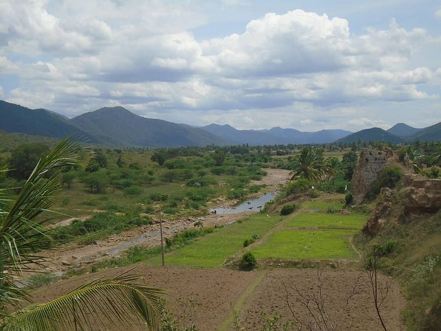 ಕೋಟೆಯ ಸಮೀಪವೇ ಹರಿಯುತ್ತಿರುವ ಪಾಲಾರ್ ಹಳ್ಳ