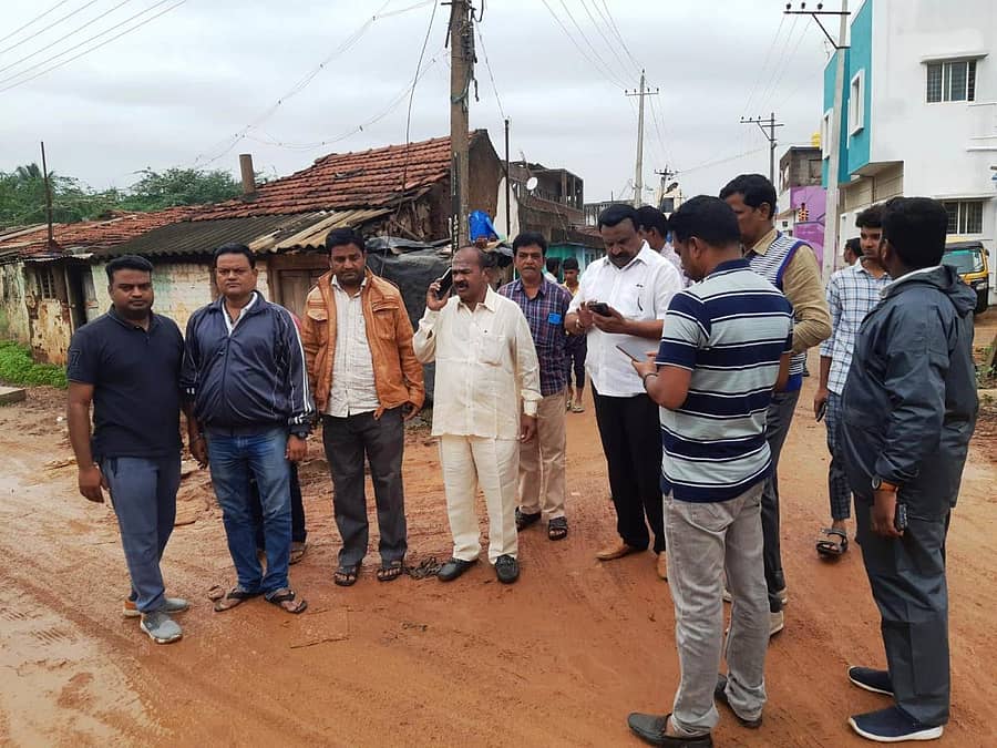 ಹರಿಹರದ ಬೆಂಕಿನಗರ, ಕಾಳಿದಾಸ ನಗರದ ಪ್ರವಾಹ ಪೀಡಿತ ಪ್ರದೇಶಕ್ಕೆ ಶಾಸಕ ಎಸ್.ರಾಮಪ್ಪ ಭೇಟಿ ನೀಡಿ ಪರಿಶೀಲನೆ ನಡೆಸಿದರು. ನಗರಸಭೆ ಪೌರಾಯುಕ್ತ ಬಸವರಾಜ್ ಐ. ಇದ್ದರು.