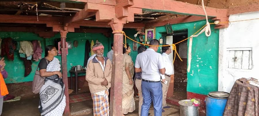 ದಾವಣಗೆರೆ ಜಿಲ್ಲಾ ಉಸ್ತುವಾರಿ ಕಾರ್ಯದರ್ಶಿ ಎಸ್.ಆರ್. ಉಮಾಶಂಕರ್ ಅವರು ಮಾಯಕೊಂಡ, ಹುಚ್ಚವ್ವನಹಳ್ಳಿ ಗ್ರಾಮದ ಮನೆಹಾನಿ, ಕಂದಗಲ್ ಹಾಗೂ ಗೋಪನಾಳು ಗ್ರಾಮದ ಬೆಳೆಹಾನಿ ಪ್ರದೇಶಗಳಿಗೆ ಭೇಟಿ ನೀಡಿ ಪರಿಶೀಲನೆ ನಡೆಸಿದರು. ಉಪ ವಿಭಾಗಾಧಿಕಾರಿ ದುರ್ಗಾಶ್ರೀ, ತಹಶೀಲ್ದಾರ್ ಬಸವನಗೌಡ ಕೋಟೂರ ಅವರೂ ಇದ್ದರು.