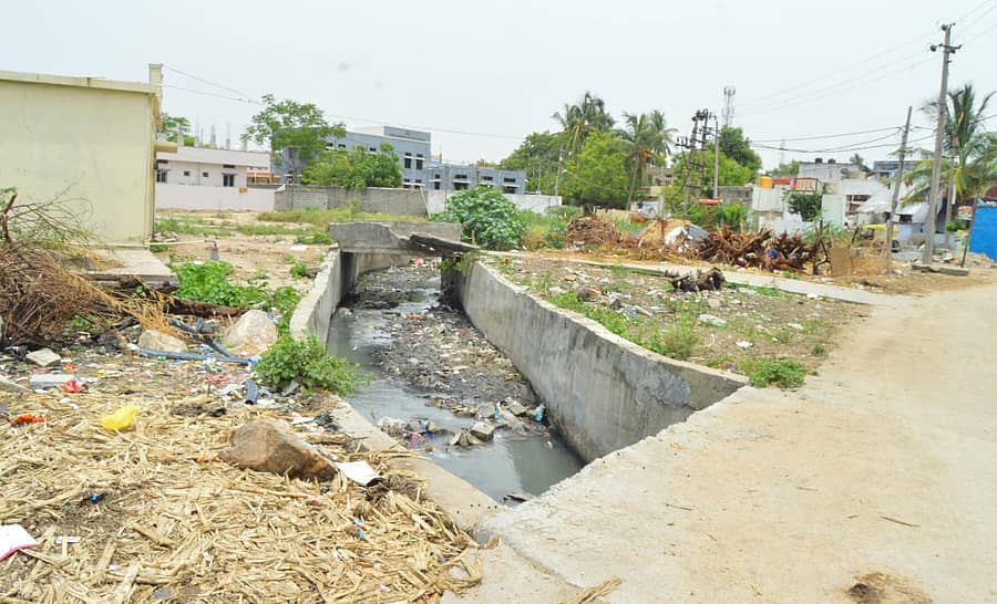 ಯಾದಗಿರಿ ನಗರದ ಬೋವಿವಾಡದಲ್ಲಿ ದೊಡ್ಡ ಕಾಲುವೆಯಲ್ಲಿ ಹುಳುತುಂಬಿ ನೀರು ಸರಾಗವಾಗಿ ಹರಿಯಲು ಅಡಚಣೆಯಾಗಿರುವುದುಪ್ರಜಾವಾಣಿ ಚಿತ್ರಗಳು/ರಾಜಕುಮಾರ ನಳ್ಳಿಕರ