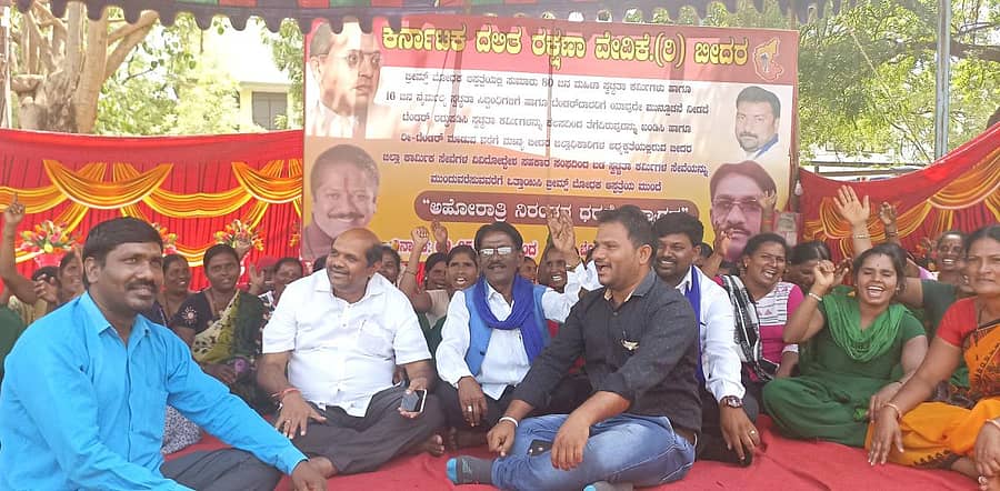 ಬೀದರ್ನ ಬ್ರಿಮ್ಸ್ ಆಸ್ಪತ್ರೆ ಆವರಣದಲ್ಲಿ ಸ್ವಚ್ಛತಾ ಸಿಬ್ಬಂದಿ ನಡೆಸುತ್ತಿರುವ ಅಹೋರಾತ್ರಿ ಧರಣಿ ಸ್ಥಳಕ್ಕೆ ಶನಿವಾರ ಭೇಟಿ ನೀಡಿದ ಶಾಸಕ ಬಂಡೆಪ್ಪ ಕಾಶೆಂಪುರ ಸಿಬ್ಬಂದಿಯ ಸಮಸ್ಯೆ ಆಲಿಸಿದರು