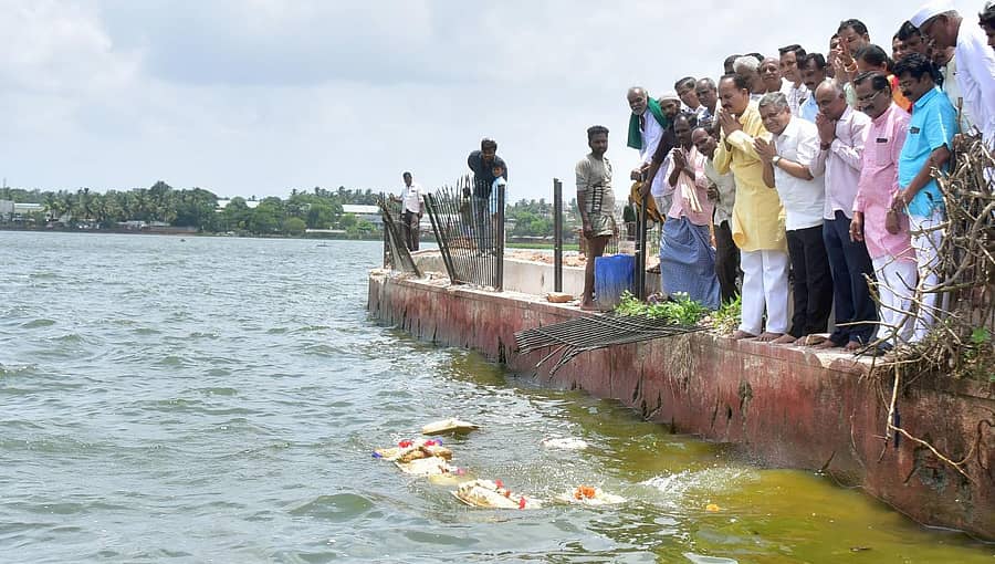 ಹುಬ್ಬಳ್ಳಿ ಉಣಕಲ್‌ ಕೆರೆ ಭರ್ತಿಯಾದ ಹಿನ್ನೆಲೆಯಲ್ಲಿ ಶಾಸಕ ಜಗದೀಶ ಶೆಟ್ಟರ್‌ ಭಾನುವಾರ ಬಾಗಿನ ಅರ್ಪಿಸಿದರು. ಮಹಾನಗರ ಪಾಲಿಕೆ ಸದಸ್ಯ ರಾಜಣ್ಣ ಕೊರವಿ, ಬಿಜೆಪಿ ಮುಖಂಡ ಮಲ್ಲಿಕಾರ್ಜುನ ಸಾವಕಾರ ಇದ್ದಾರೆ