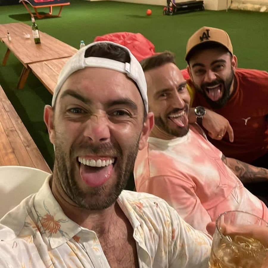 ರಾಯಲ್ ಚಾಲೆಂಜರ್ಸ್ ಬೆಂಗಳೂರು ತಂಡದ ಗ್ಲೆನ್ ಮ್ಯಾಕ್ಸ್ವೆಲ್, ನಾಯಕ ಫಫ್ ಡುಪ್ಲೆಸಿ ಮತ್ತು ವಿರಾಟ್ ಕೊಹ್ಲಿ ಸಂಭ್ರಮ – ಆರ್ಸಿಬಿ ಟ್ವಿಟರ್ ಚಿತ್ರ