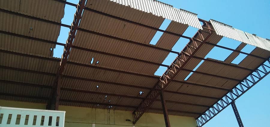 ಹಾನಗಲ್ ತಾಲ್ಲೂಕು ಕ್ರೀಡಾಂಗಣದಲ್ಲಿ ಪ್ರೇಕ್ಷಕರ ಗ್ಯಾಲರಿಯ ಚಾವಣಿ ಶೀಟುಗಳು ಹಾಳಾಗಿ ವರ್ಷಗಳೇ ಕಳೆದಿವೆ.