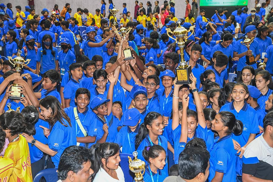 ವಿವಿಧ ಕ್ರೀಡೆಗಳಲ್ಲಿ ಚಾಂಪಿಯನ್ ಆದ ತಂಡದವರು ಸಮಾರೋಪ ಸಮಾರಂಭದ ನಂತರ ಒಟ್ಟಾಗಿ ಸಂಭ್ರಮಿಸಿದರು –ಪ್ರಜಾವಾಣಿ ಚಿತ್ರ