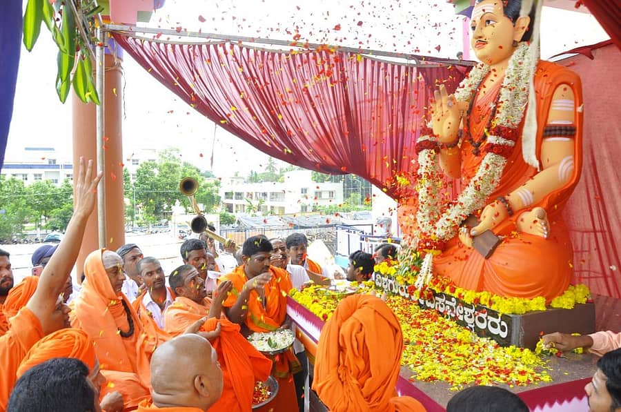 ಸಿದ್ಧಮಲ್ಲೇಶ್ವರ ವಿರಕ್ತ ಮಠದ ಆವರಣದಲ್ಲಿರುವ ಬಸವರಾಜಸ್ವಾಮಿಗಳ ಅನುಭವ ಮಂಟಪದಲ್ಲಿ ಭಾನುವಾರ ಲೋಕಾರ್ಪಣೆಗೊಂಡ ಬಸವಣ್ಣನವರ ಪ್ರತಿಮೆಗೆ ಮಠಾಧೀಶರು ಪುಷ್ಪಾರ್ಚನೆ ಮಾಡಿದರು