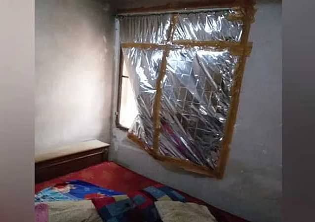 ಕಿಟಕಿಗೆ ಟೇಪ್ ಅಂಟಿಸಿರುವುದು