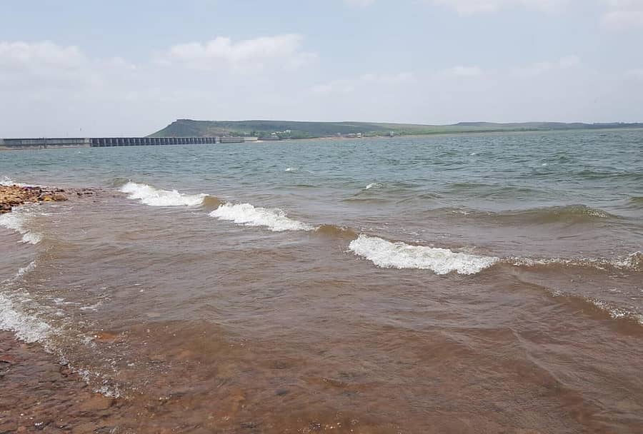 ಆಲಮಟ್ಟಿ ಜಲಾಶಯಕ್ಕೆ ಭಾನುವಾರ ಒಂದೇ ದಿನ 2.42 ಟಿಎಂಸಿ ಅಡಿ ನೀರು ಹರಿದು ಬಂದಿದ್ದು, ಜಲಾಶಯದ ಹಿನ್ನೀರಿನಲ್ಲಿ ರಭಸದ ಅಲೆಗಳು ಎದ್ದಿವೆ –ಪ್ರಜಾವಾಣಿ ಚಿತ್ರ/ಚಂದ್ರಶೇಖರ ಕೋಳೇಕರ