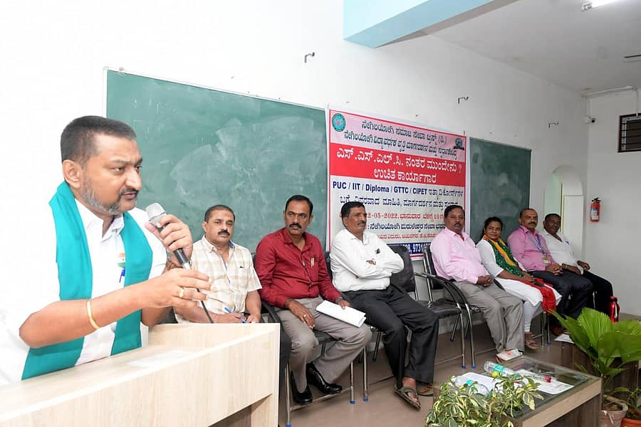 ನೇಗಿಲಯೋಗಿ ಸಮಾಜಸೇವಾ ಟ್ರಸ್ಟ್, ನೇಗಿಲಯೋಗಿ ವಿದ್ಯಾವರ್ಧಕ ಸ್ಪರ್ಧಾ ಕೇಂದ್ರವು ಮೈಸೂರಿನಲ್ಲಿ ಭಾನುವಾರ ಏರ್ಪಡಿಸಿದ್ದ ‘ಎಸ್ಸೆಸ್ಸೆಲ್ಸಿ ನಂತರ ಮುಂದೇನು?’ ಉಚಿತ ಕಾರ್ಯಾಗಾರದಲ್ಲಿ ಕೆ.ಆರ್.ಆಸ್ಪತ್ರೆ ಮನೋವೈದ್ಯಕೀಯ ವಿಭಾಗದ ಮುಖ್ಯಸ್ಥ ಡಾ.ಬಿ.ಎನ್.ರವೀಶ್ ಮಾತನಾಡಿದರು. ಡಿ.ರವಿಕುಮಾರ್, ಜಿ.ಎನ್.ಪ್ರಸನ್ನ, ಪರಮೇಶ್ವರ, ಪ್ರೊ.ಕೆ.ಆರ್.ರಂಗಯ್ಯ, ಎಸ್.ಭಾರತೀ, ಅರವಿಂದ, ವೈ.ಆರ್.ವೆಂಕಟೇಶ್ ಇದ್ದರು