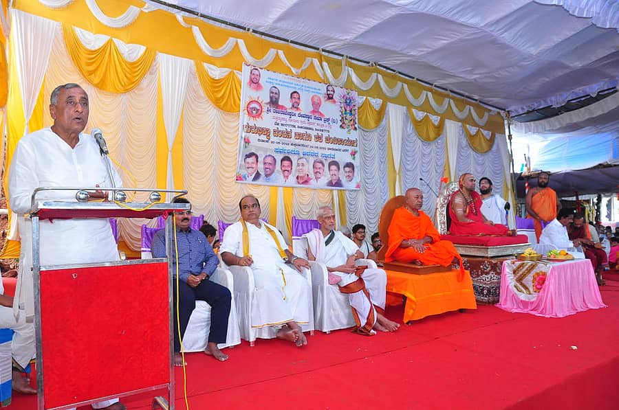 ಚಿತ್ರದುರ್ಗ ತಾಲ್ಲೂಕಿನ ಗೋನೂರು ಸಮೀಪದ ರಾಜರಾಜೇಶ್ವರಿ ದೇವಸ್ಥಾನದಲ್ಲಿ ಭಾನುವಾರ ನಡೆದ ಧರ್ಮಸಭೆಯಲ್ಲಿ ಶಾಸಕ ಜಿ.ಎಚ್‌. ತಿಪ್ಪಾರೆಡ್ಡಿ ಮಾತನಾಡಿದರು. ನಿವೃತ್ತ ಎಂಜಿನಿಯರ್‌ ಎಂ. ರವೀಂದ್ರಪ್ಪ, ಬ್ರಾಹ್ಮಣ ಸಂಘ ಅಧ್ಯಕ್ಷ ಪಿ.ಎಸ್‌.ಮಂಜುನಾಥ್‌, ಶಿರಸಿ ಸ್ವರ್ಣವಲ್ಲಿ ಮಠದ ಆಸ್ಥಾನ ವಿದ್ವಾಂಸ ಬಾಲಚಂದ್ರಶಾಸ್ತ್ರಿ, ಕಬೀರಾನಂದ ಆಶ್ರಮದ ಶಿವಲಿಂಗಾನಂದ ಸ್ವಾಮೀಜಿ, ಹರಿಹರಪುರದ ಶಾರದಾ ಲಕ್ಷ್ಮಿನರಸಿಂಹ ಪೀಠದ ಸ್ವಯಂಪ್ರಕಾಶ ಸಚ್ಚಿದಾನಂದ ಸರಸ್ವತಿ ಸ್ವಾಮೀಜಿ, ಶಾಸಕ ಟಿ. ರಘುಮೂರ್ತಿ ಇದ್ದಾರೆ.