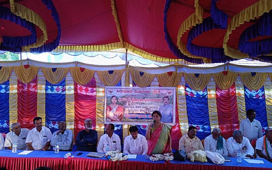 ಧರ್ಮಪುರದ ನಾಡ ಕಚೇರಿ ಆವರಣದಲ್ಲಿ ಭಾನುವಾರ ಹಮ್ಮಿಕೊಂಡಿದ್ದ ಸಭೆಯಲ್ಲಿ ಶಾಸಕಿ ಕೆ. ಪೂರ್ಣಿಮಾ ಶ್ರೀನಿವಾಸ್ ಮಾತನಾಡಿದರು.