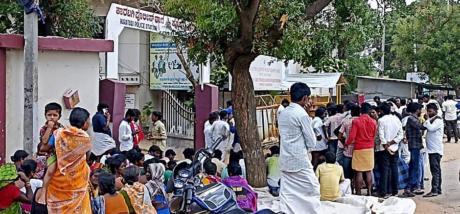 ಕಾರಟಗಿ ಪೊಲೀಸ್‌ ಠಾಣೆ ಮುಂಭಾಗದಲ್ಲಿ ಪರಿಶಿಷ್ಟ ಜಾತಿ ಸಮುದಾಯದವರು ಭಾನುವಾರ ಧರಣಿ ನಡೆಸಿದರು