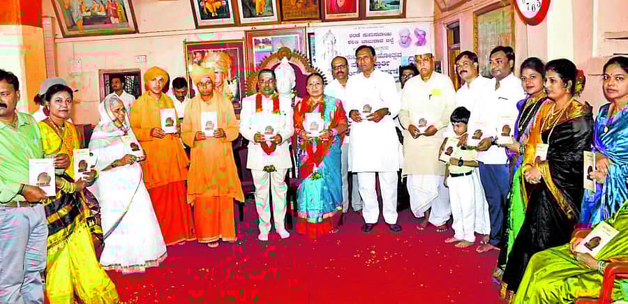 ಭಾಲ್ಕಿಯ ಹಿರೇಮಠ ಸಂಸ್ಥಾನದಲ್ಲಿ ವಚನ ಸ್ಫೂರ್ತಿ ಗ್ರಂಥವನ್ನು ಮಾಜಿ ಶಾಸಕ ಪ್ರಕಾಶ ಖಂಡ್ರೆ ಬಿಡುಗಡೆಗೊಳಿಸಿದರು. ಡಾ.ಬಸವಲಿಂಗ ಪಟ್ಟದ್ದೇವರು ಇದ್ದರು