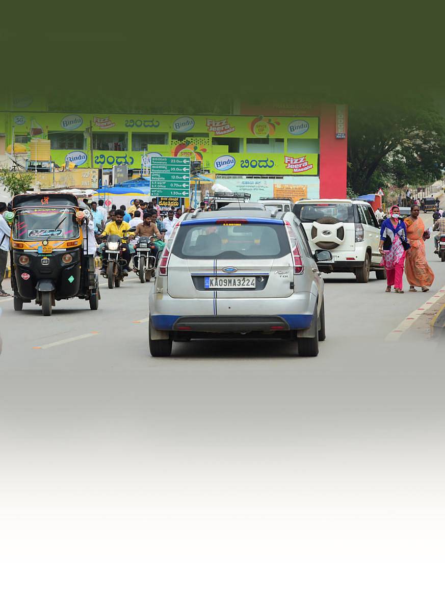 ಚಿತ್ರದುರ್ಗದ ಜಿಲ್ಲಾ ಆಸ್ಪತ್ರೆ ಮುಂಭಾಗದ ಮುಖ್ಯರಸ್ತೆಯಲ್ಲಿನ ಸಂಚಾರ ಅವ್ಯವಸ್ಥೆ. ಚಿತ್ರ. ವಿ.ಚಂದ್ರಪ್ಪ