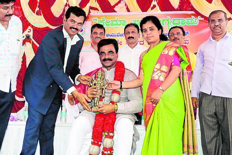 ಕ್ಷೇಮ ಆರೋಗ್ಯಧಾಮದ ವಸಂತ್‌ ಗೌಡ ಹಾಗೂ ಅನಸೂಯ ವಸಂತ್‌ ಗೌಡ ಅವರು ರಾಕ್‌ಲೈನ್‌ ವೆಂಕಟೇಶ್‌ ಅವರಿಗೆ ಸ್ಮರಣಿಕೆ ನೀಡಿ ಗೌರವಿಸಿದರು