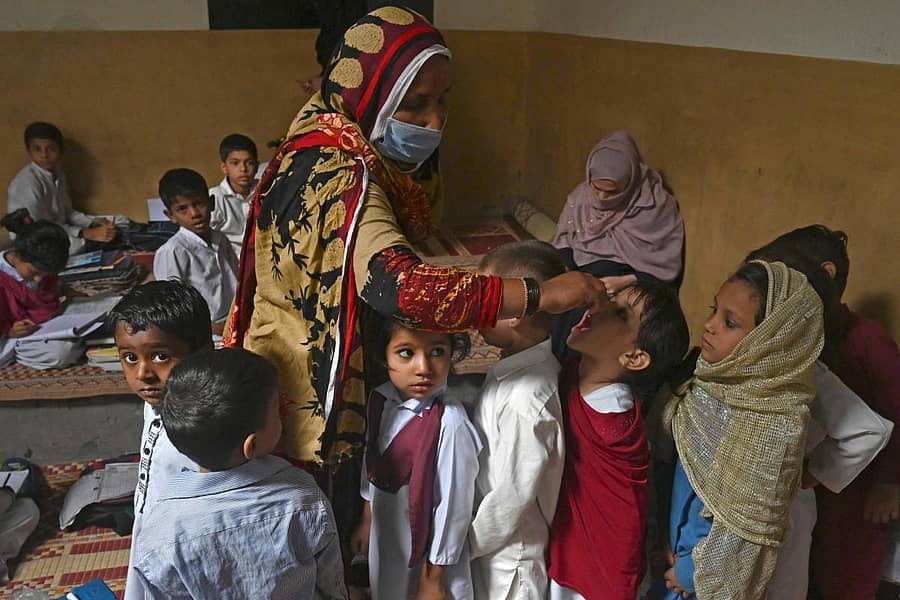 ಪಾಕಿಸ್ತಾನದ ಲಾಹೋರ್ನ ಶಾಲೆಯೊಂದರಲ್ಲಿ ಆರೋಗ್ಯ ಇಲಾಖೆ ಸಿಬ್ಬಂದಿ ಮಕ್ಕಳಿಗೆ ಪೋಲಿಯೊ ಲಸಿಕೆ ಹಾಕಿದರು ಎಎಫ್ಪಿ ಚಿತ್ರ