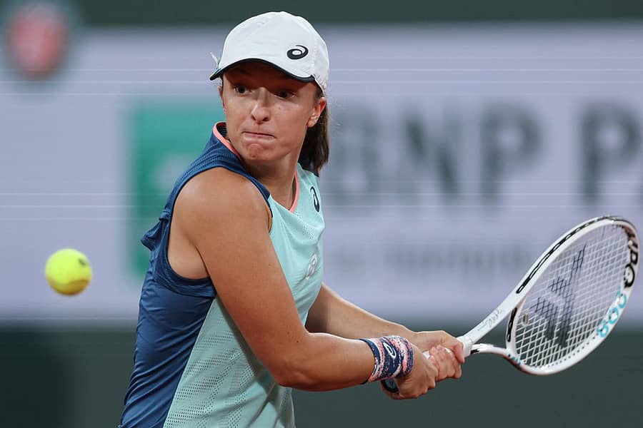 ಪೋಲೆಂಡ್ನ ಇಗಾ ಸ್ವಾಟೆಕ್ ಚೆಂಡನ್ನು ಬ್ಯಾಕ್ಹ್ಯಾಂಡ್ನಲ್ಲಿ ರಿಟರ್ನ್ ಮಾಡಲು ಮುಂದಾದ ರೀತಿ –ಎಎಫ್ಪಿ ಚಿತ್ರ