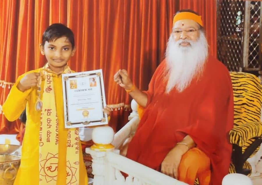 ಮೈಸೂರಿನಲ್ಲಿ ನಡೆದ ಕಾರ್ಯಕ್ರಮದಲ್ಲಿ ಭಗವದ್ಗೀತೆ ಕಂಠ ಪಾಠ ಪರೀಕ್ಷೆಯಲ್ಲಿ ಸಾಧನೆಗೈದ ಬಸವಲಿಂಗ ಮೂಲಗೆ ಅವರಿಗೆ ಗಣಪತಿ ಸಚ್ಚಿದಾನಂದ ಸ್ವಾಮೀಜಿ ಚಿನ್ನದ ಪದಕ ಹಾಗೂ ಪ್ರಮಾಣ ಪತ್ರ ವಿತರಿಸಿದರು