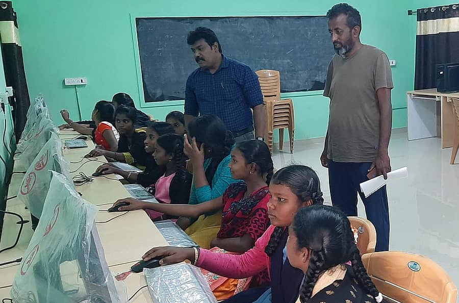 ಜಿಲ್ಲಾ ಶಿಕ್ಷಣ ಸಂಶೋಧನಾ ಸಂಸ್ಥೆ ತಾಲ್ಲೂಕು ನೋಡಲ್ ಅಧಿಕಾರಿ ಬಾಲಾಜಿ ಕೋಲಾರ ತಾಲ್ಲೂಕಿನ ಅರಾಭಿಕೊತ್ತನೂರು ಸರ್ಕಾರಿ ಪ್ರೌಢ ಶಾಲೆಯ ಕಂಫ್ಯೂಟರ್ ಪ್ರಯೋಗಾಲಯವನ್ನು ಪರಿಶೀಲಿಸಿದರು