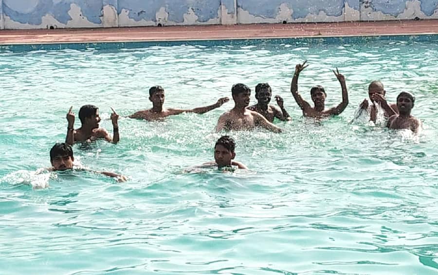 ಹಾವೇರಿ ಜಿಲ್ಲಾ ಕ್ರೀಡಾಂಗಣದ ಆವರಣದಲ್ಲಿರುವ ಈಜುಕೊಳ ಪುನರಾರಂಭಗೊಂಡಿದ್ದು, ಈಜುಪಟುಗಳು ಸಂಭ್ರಮಿಸುತ್ತಿರುವ ದೃಶ್ಯ