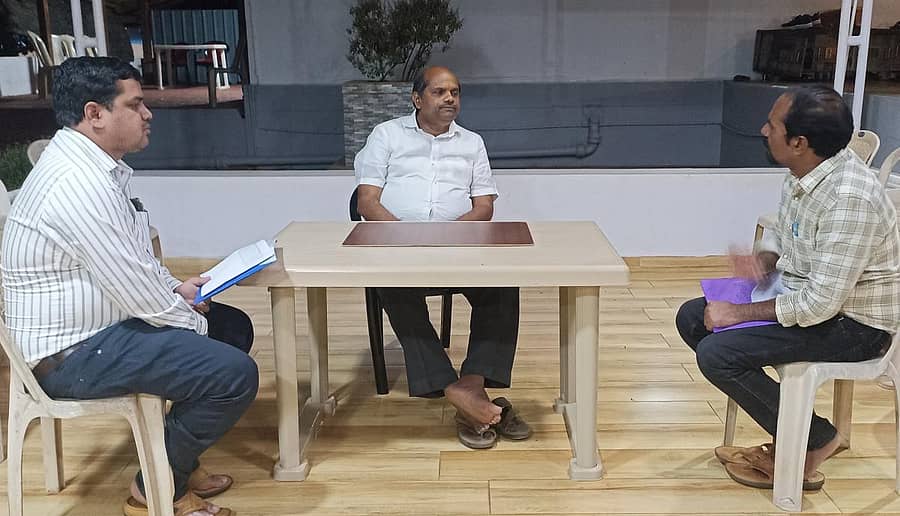 ಬೀದರ್ ತಾಲ್ಲೂಕಿನ ಕಾಶೆಂಪುರ ಗ್ರಾಮದಲ್ಲಿ ಶಾಸಕ ಬಂಡೆಪ್ಪ ಕಾಶೆಂಪುರ ಅವರು ಮುಂಗಾರು ಹಂಗಾಮು ಪ್ರಯುಕ್ತ ಕೃಷಿ ಅಧಿಕಾರಿಗಳ ಸಭೆ ನಡೆಸಿದರು