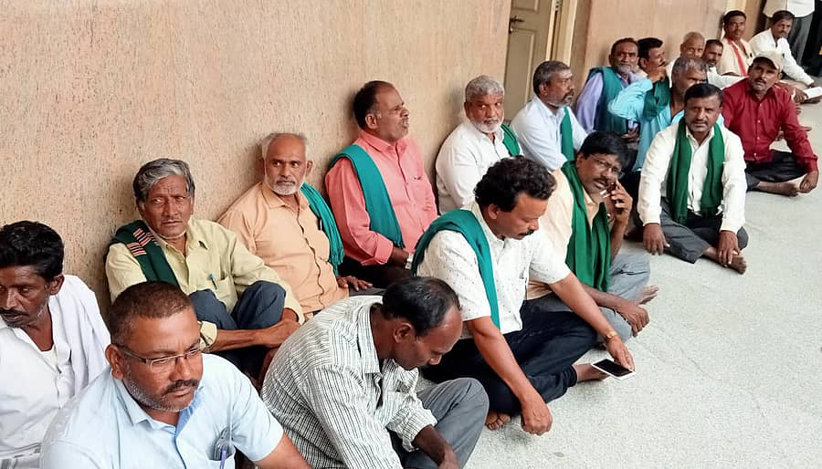 ಶ್ರೀರಂಗಪಟ್ಟಣ ಮಿನಿ ವಿಧಾನಸೌಧದ ಭೂ ಮಾಪನಾ (ಸರ್ವೆ) ಇಲಾಖೆಯಲ್ಲಿ ಭ್ರಷ್ಟಾಚಾರ ನಡೆಯುತ್ತಿದ್ದು, ಅದನ್ನು ತಡೆಯಬೇಕು ಎಂದು ಆಗ್ರಹಿಸಿ ರೈತರು ಮುಖಂಡ ಕೆ.ಎಸ್. ನಂಜುಂಡೇಗೌಡ ಅವರ ನೇತೃತ್ವದಲ್ಲಿ ಸೋಮವಾರ ಕಚೇರಿ ಎದುರು ಧರಣಿ ನಡೆಸಿದರು