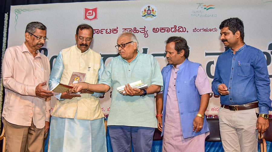 ಎಚ್‌.ಎಸ್‌.ವೆಂಕಟೇಶಮೂರ್ತಿ (ಮಧ್ಯ) ಪುಸ್ತಕಗಳನ್ನು ಬಿಡುಗಡೆ ಮಾಡಿದರು. (ಎಡದಿಂದ) ಕರ್ನಾಟಕ ಸಾಹಿತ್ಯ ಅಕಾಡೆಮಿ ಸದಸ್ಯ ಸಂಚಾಲಕ ದತ್ತಗುರು ಸೀತಾರಾಮ ಹೆಗಡೆ, ಪ್ರೊ.ಮಲ್ಲೇಪುರಂ ಜಿ.ವೆಂಕಟೇಶ್‌, ಅಕಾಡೆಮಿ ಅಧ್ಯಕ್ಷ ಬಿ.ವಿ.ವಸಂತಕುಮಾರ್‌ ಮತ್ತು ರಿಜಿಸ್ಟ್ರಾರ್ ಎನ್‌.ಕರಿಯಪ್ಪ ಇದ್ದಾರೆ–ಪ್ರಜಾವಾಣಿ ಚಿತ್ರ 