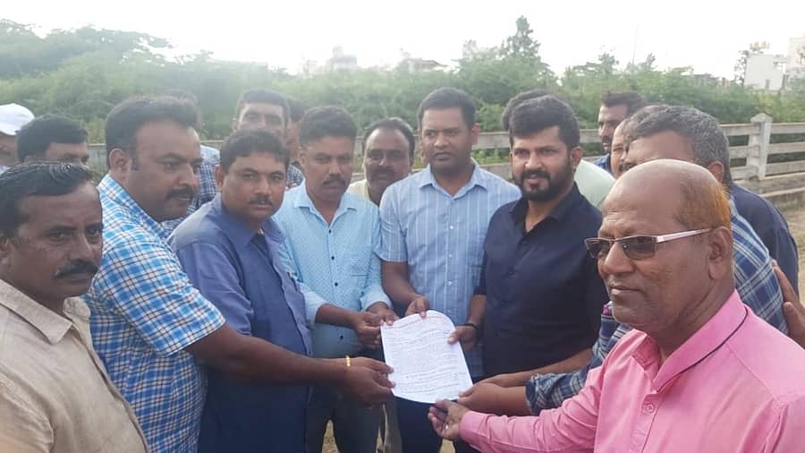 ಮಂಡ್ಯ ನಗರದ ಚಿಕ್ಕಮಂಡ್ಯ ಕೆ.ಎಚ್.ಬಿ.ಬಡಾವಣೆಯಲ್ಲಿನ ಮಳೆಹಾನಿ ಪ್ರದೇಶದ ರಸ್ತೆಗಳ ದುರಸ್ತಿ ಮತ್ತು ಶಾಶ್ವತ ಪರಿಹಾರಕ್ಕಾಗಿ ಸಂಸದ ಪ್ರತಾಪ್ಸಿಂಹ ಅವರಿಗೆ ಕೆ.ಎಚ್.ಬಿ. ಹಿತರಕ್ಷಣಾ ಸಮಿತಿ ನಿವಾಸಿಗಳು ಮನವಿ ನೀಡಿದರು