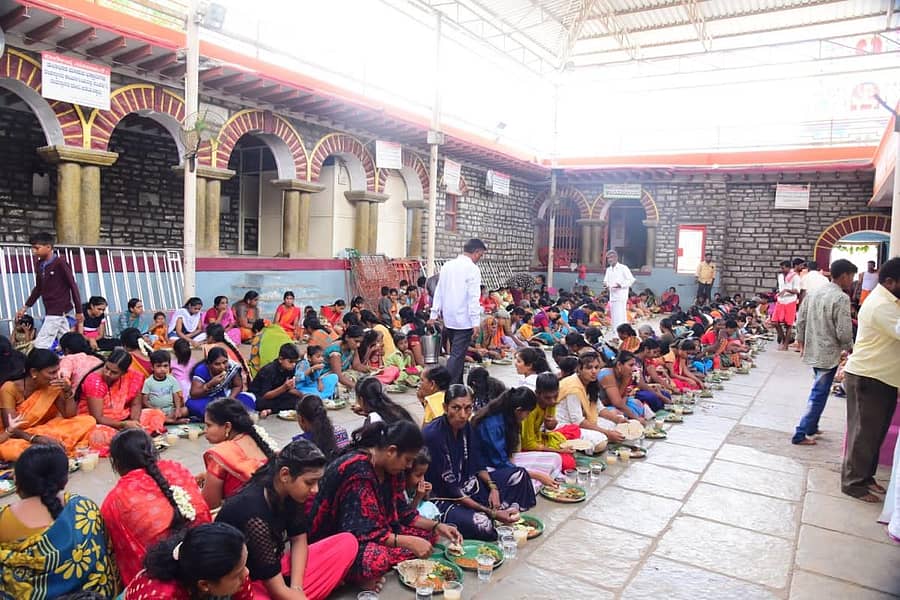 ಶಕ್ತಿನಗರ ಬಳಿಯ ದೇವಸೂಗೂರಿನ ಸೂಗೂರೇಶ್ವರ ದೇವಸ್ಥಾನ ಆವರಣದಲ್ಲಿ ಸೋಮವಾರ ನಡೆದ ಮೊಸರನ್ನ ಬಾನ–ಬುತ್ತಿ ಕಾರ್ಯಕ್ರಮದಲ್ಲಿ ಊಟ ಮಾಡಿದ ಭಕ್ತರು