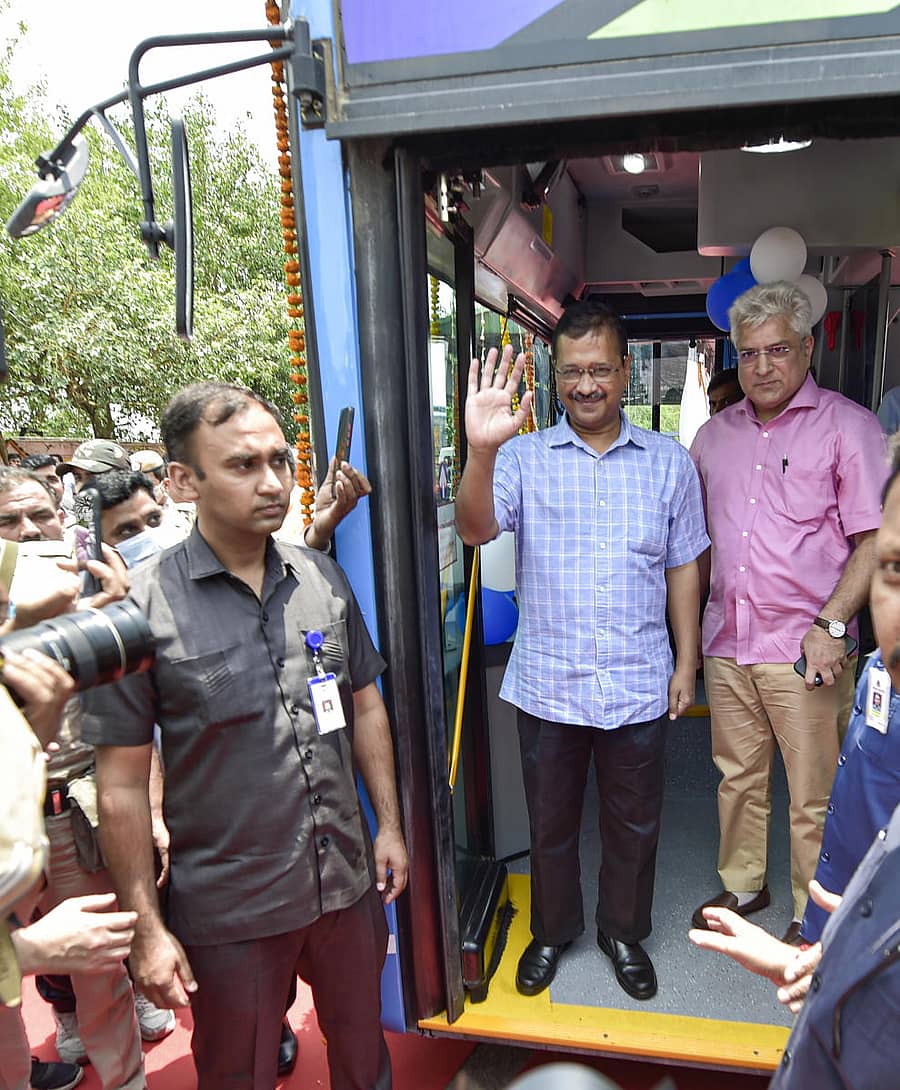 ದೆಹಲಿ ಮುಖ್ಯಮಂತ್ರಿ ಅರವಿಂದ ಕೇಜ್ರಿವಾಲ್ ಅವರು ಎಲೆಕ್ಟ್ರಿಕ್ ಬಸ್ಗಳಿಗೆ ಚಾಲನೆ ನೀಡಿ ಪ್ರಯಾಣಿಸಿದರು.