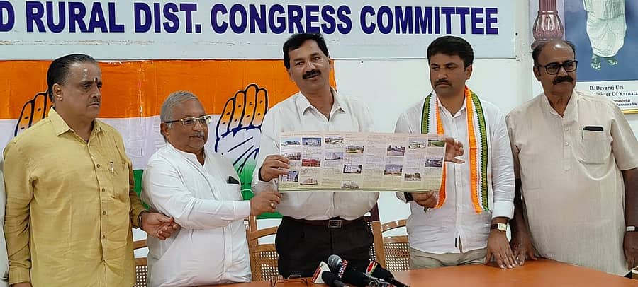 ಸಿದ್ದರಾಮಯ್ಯ ಆಡಳಿತಾವಧಿಯಲ್ಲಿ ಮೈಸೂರು ನಗರದಲ್ಲಿ ನಡೆಸಿದ ₹ 3,800 ಕೋಟಿ ವೆಚ್ಚದ ಅಭಿವೃದ್ಧಿ ಯೋಜನೆಗಳ ಮಾಹಿತಿ ಪತ್ರವನ್ನು ಮಂಗಳವಾರ ಕೆಪಿಸಿಸಿ ವಕ್ತಾರ ಎಂ.ಲಕ್ಷ್ಮಣ ಪ್ರದರ್ಶಿಸಿದರು. ಶಿವಣ್ಣ, ಆರ್.ಮೂರ್ತಿ, ಬಿ.ಜೆ.ವಿಜಯಕುಮಾರ್ ಇದ್ದಾರೆ