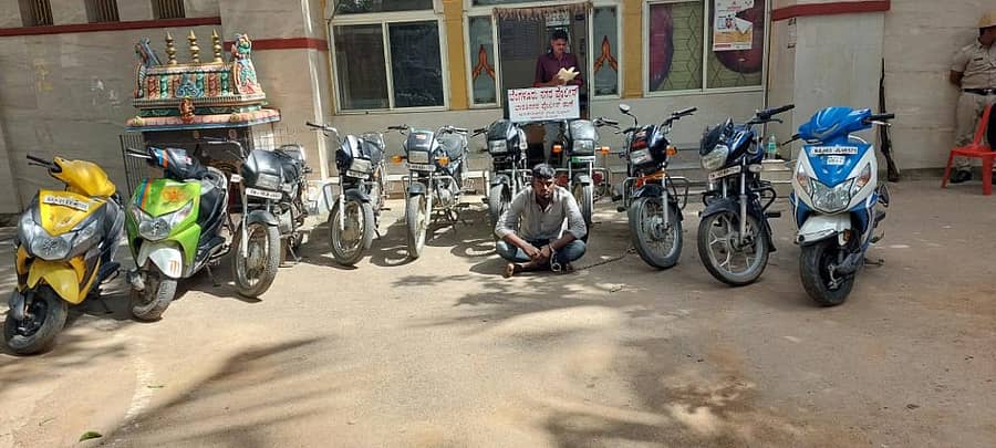 ಬಂಧಿತ ಆರೋಪಿ ಹಾಗೂ ಜಪ್ತಿ ಮಾಡಲಾದ ದ್ವಿಚಕ್ರ ವಾಹನಗಳು