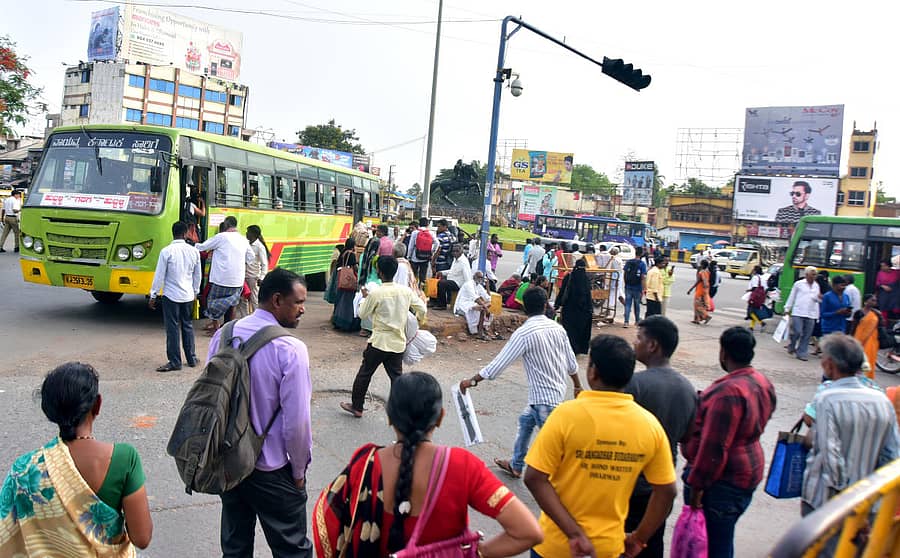 ಹುಬ್ಬಳ್ಳಿಯ ಚನ್ನಮ್ಮ ವೃತ್ತದ ಬಳಿಯೇ ಬಸ್ಗಳು ಪ್ರಯಾಣಿಕರನ್ನು ಇಳಿಸುತ್ತಿವೆ. ಬಸ್ಗಳು ನಿಗದಿತ ಸ್ಥಳದಲ್ಲಿ ನಿಲ್ಲದಿರುವುದರಿಂದ ಸಿಗ್ನಲ್ ಬಳಿಯೇ ಬಸ್ಗಾಗಿ ಕಾಯುವ ಜನಪ್ರಜಾವಾಣಿ ಚಿತ್ರಗಳು: ಗೋವಿಂದರಾಜ ಜವಳಿ