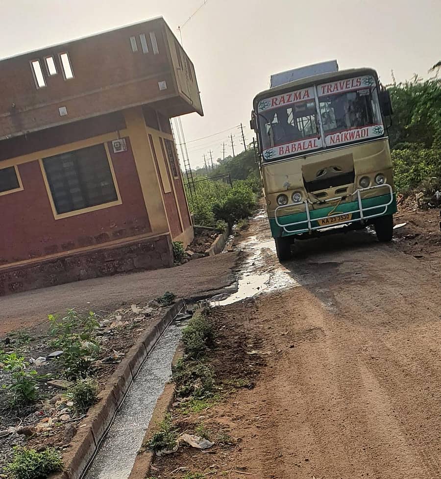 ಹುಕ್ಕೇರಿ ಪಟ್ಟಣದ ಶಿಕ್ಷಕರ ಕಾಲೊನಿಯಿಂದ ಬೈಪಾಸ್ ರಸ್ತೆಗೆ ಸಂಪರ್ಕ ಕಲ್ಪಿಸುವ ಮಾರ್ಗದಲ್ಲಿ ಗಣೇಶ ನಗರ ಬಳಿ ಕೊಳಚೆ ನೀರು ರಸ್ತೆ ಮೇಲೆ ಹರಿಯುತ್ತಿದೆ, ಗುಂಡಿಯಲ್ಲಿ ವಾಹನ ಸಿಲುಕಿದೆ