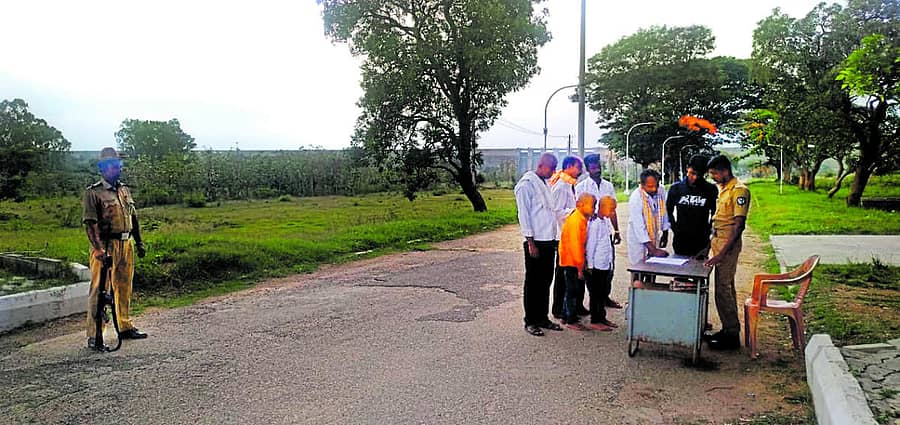 ಹೇಮಾವತಿ ಜಲಾಶಯ ಪ್ರವೇಶ ದ್ವಾರದಲ್ಲಿ ಸಂದರ್ಶಕರ ಮಾಹಿತಿ ಪಡೆಯುತ್ತಿರುವ ಪೊಲೀಸ್ ಮತ್ತು ಕೈಗಾರಿಕಾ ಭದ್ರತಾ ಪಡೆ ಸಿಬ್ಬಂದಿ