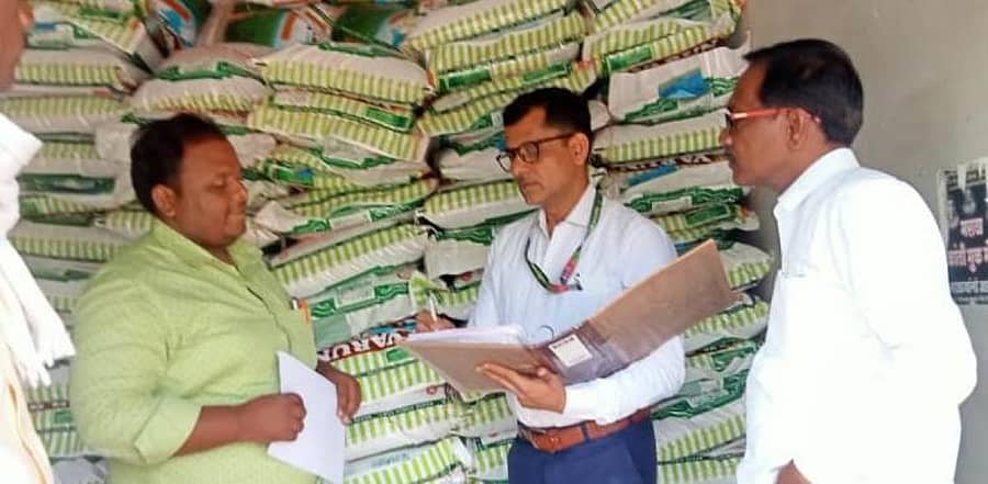 ಔರಾದ್ ಸಹಾಯಕ ಕೃಷಿ ನಿರ್ದೇಶಕ ಎಂಎಕೆ ಅನ್ಸಾರಿ ಅವರು ದಾಬಕಾ ರೈತ ಸಂಪರ್ಕ ಕೇಂದ್ರದಲ್ಲಿ ದಾಸ್ತಾನು ಇರಿಸಲಾದ ಸೋಯಾ ಬೀಜ ಪರಿಶೀಲಿಸಿದರು. ತಾಂತ್ರಿಕ ಸಲಹೆಗಾರ ಪಾಂಡುರಂಗ ಇದ್ದರು