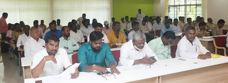 ಜಿಲ್ಲಾ ಪೊಲೀಸ್ ವರಿಷ್ಠಾಧಿಕಾರಿ ಕಚೇರಿಯಲ್ಲಿ ಮಂಗಳವಾರ ನಡೆದ ಎಸ್ಸಿ, ಎಸ್ಟಿ ಹಿತರಕ್ಷಣಾ ಸಮಿತಿ ಸಭೆಯಲ್ಲಿ ಪರಿಶಿಷ್ಟ ಜಾತಿ ಹಾಗೂ ಪರಿಶಿಷ್ಟ ಪಂಗಡದ ಮುಖಂಡರು ಭಾಗವಹಿಸಿದ್ದರು