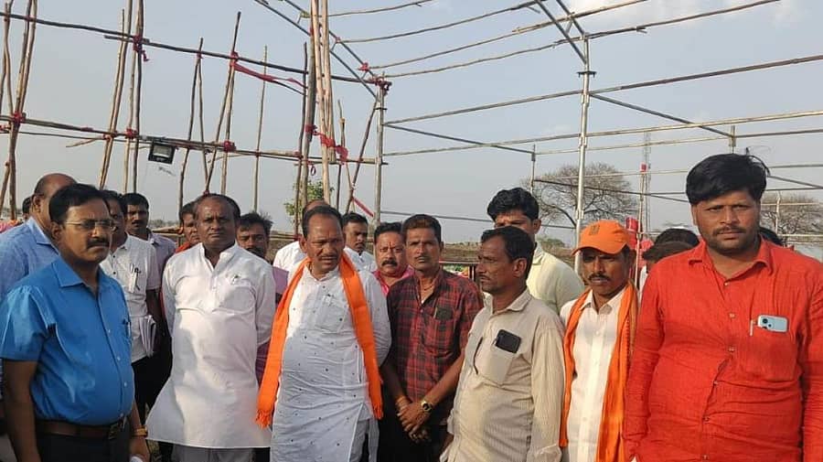 ಕಂದಾಯ ಇಲಾಖೆ ಸಚಿವ ಆರ್. ಅಶೋಕ ಅವರ ಗ್ರಾಮ ವಾಸ್ತವ್ಯ ನಿಗದಿಯಾದ ಹಿನ್ನೆಲೆಯಲ್ಲಿ ಮಂಗಳವಾರ ವಡಗಾಂವ್ ಗ್ರಾಮಕ್ಕೆ ಪಶು ಸಂಗೋಪನೆ ಸಚಿವ ಪ್ರಭು ಚವಾಣ್ ಭೇಟಿ ನೀಡಿ ಪರಿಶೀಲಿಸಿದರು