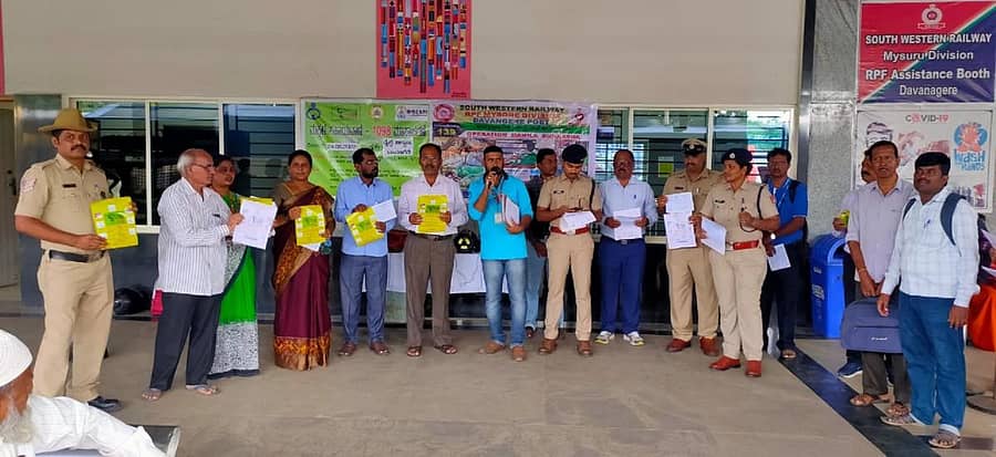 ದಾವಣಗೆರೆ ರೈಲು ನಿಲ್ದಾಣದಲ್ಲಿ ಮಕ್ಕಳ ಸಹಾಯವಾಣಿ ಮಾಸಾಚರಣೆ ಹಾಗೂ ರೈಲ್ವೆ ಸುರಕ್ಷಿತ ಪ್ರಯಾಣ ಜಾಗೃತಿ ಅಭಿಯಾನ ಕಾರ್ಯಕ್ರಮ ನಡೆಯಿತು.