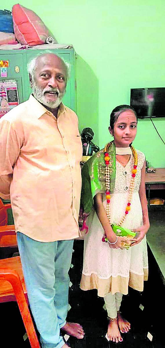 ಕೊಟ್ಟೂರಿನ ಶ್ರೀಗುರುದೇವ ಪ್ರೌಢಶಾಲೆಯಲ್ಲಿ ಎಸ್ಸೆಸ್ಸೆಲ್ಸಿ ಪರೀಕ್ಷೆಯಲ್ಲಿ ಪೂರ್ಣಾಂಕ ಪಡೆದ ವಿದ್ಯಾರ್ಥಿನಿ ಕವನಳನ್ನು ಸಾಹಿತಿ ಕುಂ.ವೀ ಅಭಿನಂದಿಸಿದರು