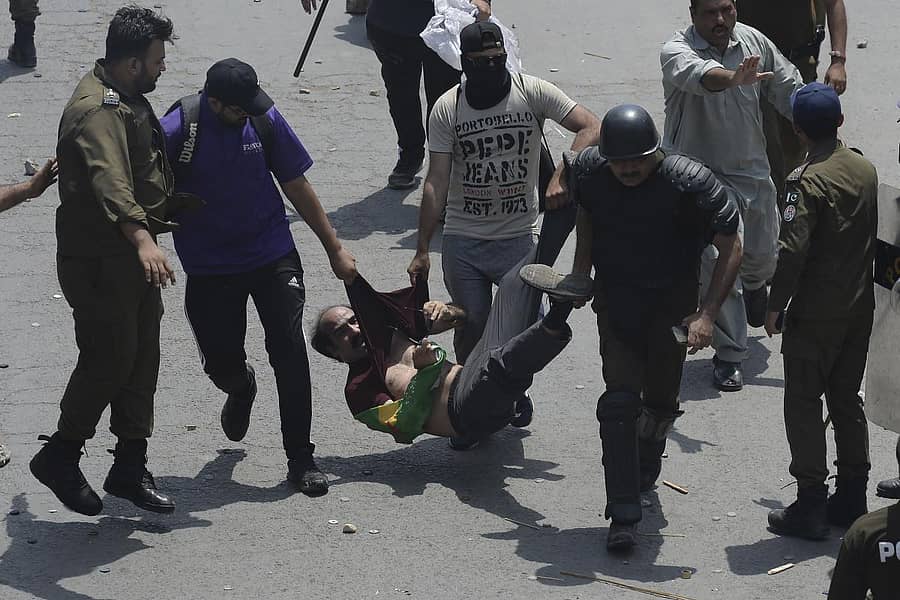 ಇಸ್ಲಾಮಾಬಾದ್ನಲ್ಲಿ ಬುಧವಾರ ಪಿಟಿಐ ಬೆಂಬಲಿಗರೊಬ್ಬರನ್ನು ಪೊಲೀಸರು ಎಳೆದೊಯ್ದರು -ಎಪಿ/ಪಿಟಿಐ ಚಿತ್ರ