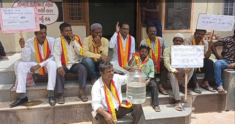 ಮುದಗಲ್ ಪುರಸಭೆ ಎದುರು ಕರ್ನಾಟಕ ರಕ್ಷಣಾ ವೇದಿಕೆಯ ಕಾರ್ಯಕರ್ತರು ಪ್ರತಿಭಟನೆ ಮಾಡಿದರು