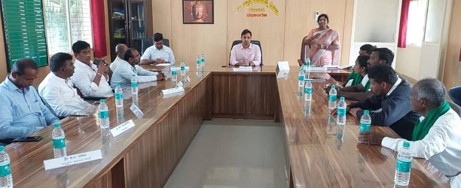 ಜಿಲ್ಲಾಧಿಕಾರಿ ವೆಂಕಟ್ರಾಜಾ ಕೋಲಾರ ಎಪಿಎಂಸಿ ಸಮಸ್ಯೆಗಳ ಸಂಬಂಧ ಬುಧವಾರ ರೈತ ಮುಖಂಡರೊಂದಿಗೆ ಕುಂದು ಕೊರತೆ ಸಭೆ ನಡೆಸಿದರು