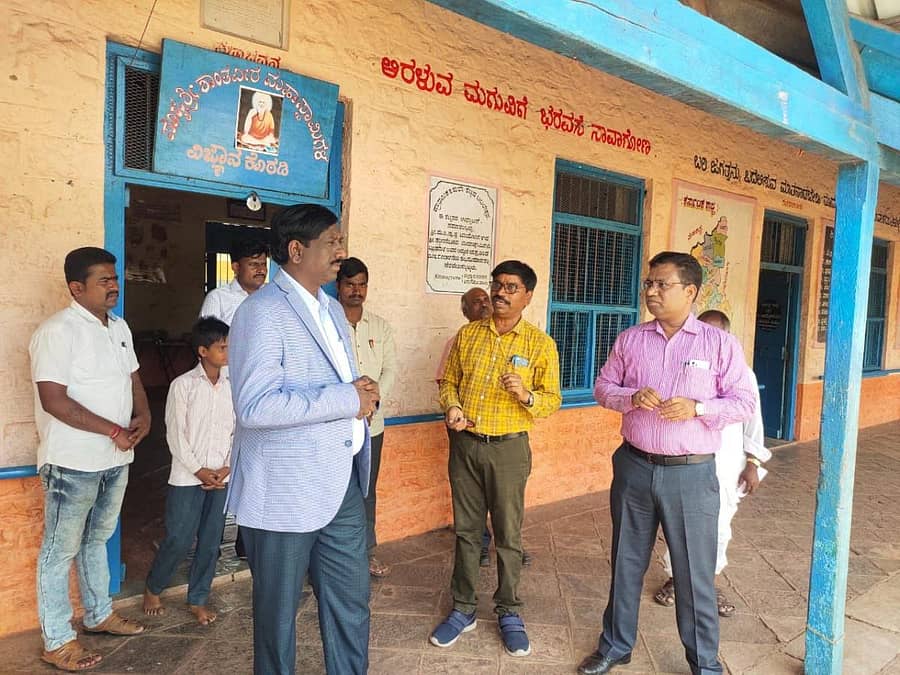 ವಿಜಯಪುರ ಜಿಲ್ಲಾಧಿಕಾರಿ ಡಾ.ವಿಜಯಮಹಾಂತೇಶ ಬಿ.ದಾನಮ್ಮನವರ ಬುಧವಾರ ತಿಕೋಟಾದ ಕನ್ನಡ ಗಂಡು ಮಕ್ಕಳ ಮಾದರಿ ಪ್ರಾಥಮಿಕ ಶಾಲೆಗೆ ಸಹ ಭೇಟಿ ನೀಡಿ ಪರಿಶೀಲಿಸಿದರು