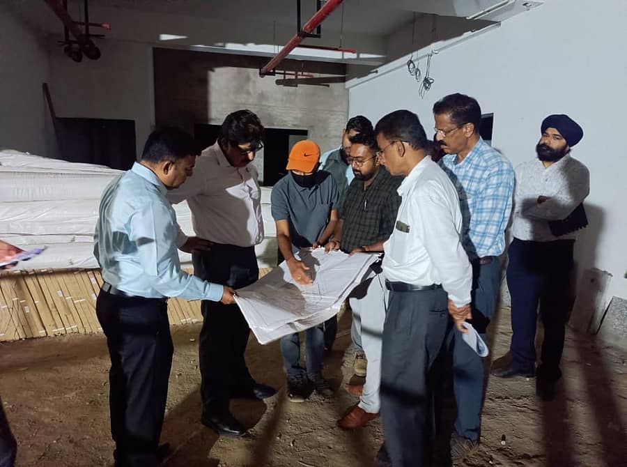 ಬೆಳಗಾವಿಯಲ್ಲಿ ಸ್ಮಾರ್ಟ್ ಸಿಟಿ ಯೋಜನೆಯಲ್ಲಿ ನಡೆದಿರುವ ಕಲಾಮಂದಿರ ನಿರ್ಮಾಣ ಕಾಮಗಾರಿಯನ್ನು ಜಿಲ್ಲಾ ಉಸ್ತುವಾರಿ ಕಾರ್ಯದರ್ಶಿ ಎಲ್.ಕೆ. ಅತೀಕ್ ಬುಧವಾರ ಪರಿಶೀಲಿಸಿದರು