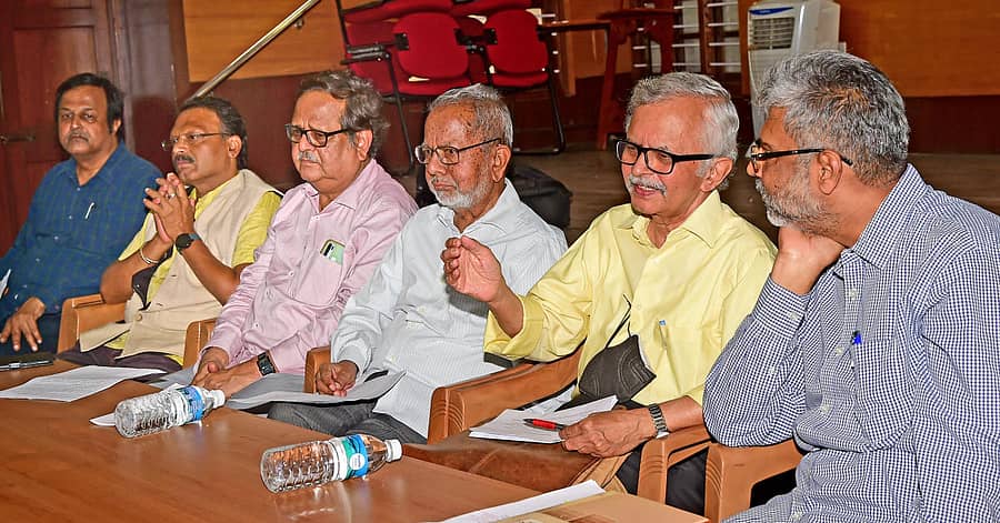 ಸಭೆಯಲ್ಲಿ ಎಚ್.ಎಸ್. ರಾಘವೇಂದ್ರ ರಾವ್ ಮಾತನಾಡಿದರು. (ಎಡದಿಂದ) ಶ್ರೀಪಾದ್ ಭಟ್, ಬಂಜಗೆರೆ ಜಯಪ್ರಕಾಶ್, ಪ್ರೊ.ರಾಜೇಂದ್ರ ಚೆನ್ನಿ, ಮರುಳ ಸಿದ್ದಪ್ಪ ಹಾಗೂ ವಿ.ಪಿ. ನಿರಂಜನಾರಾಧ್ಯ ಇದ್ದಾರೆ -ಪ್ರಜಾವಾಣಿ ಚಿತ್ರ